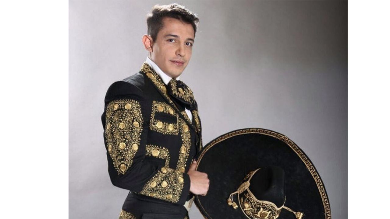 Jesús Gama Jr. ‘derrite’ a sus fans de TikTok al ritmo de ‘Hawái’, en la playa de Acapulco