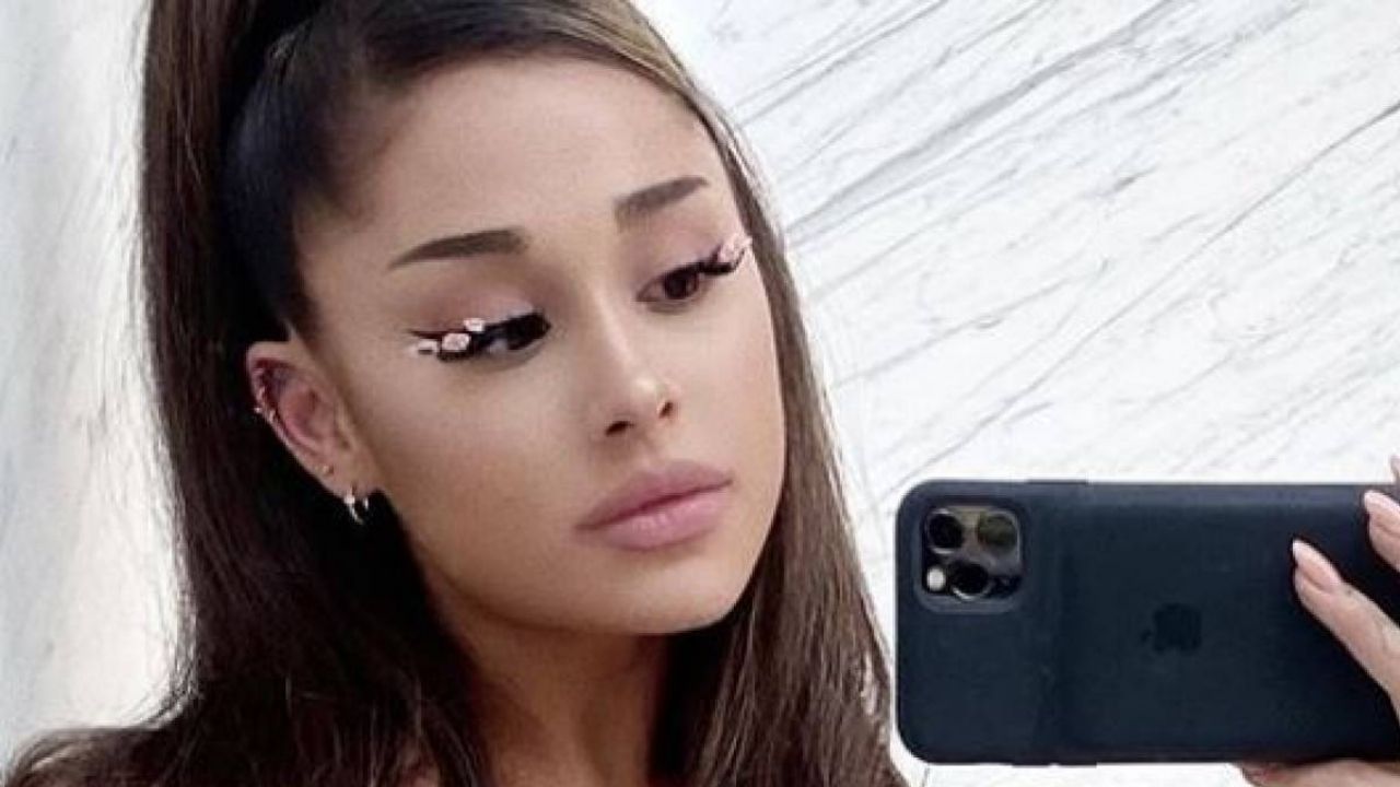 Ariana Grande enloquece a todo Instagram con su look y cubrebocas de diamantes: “Diosa”
