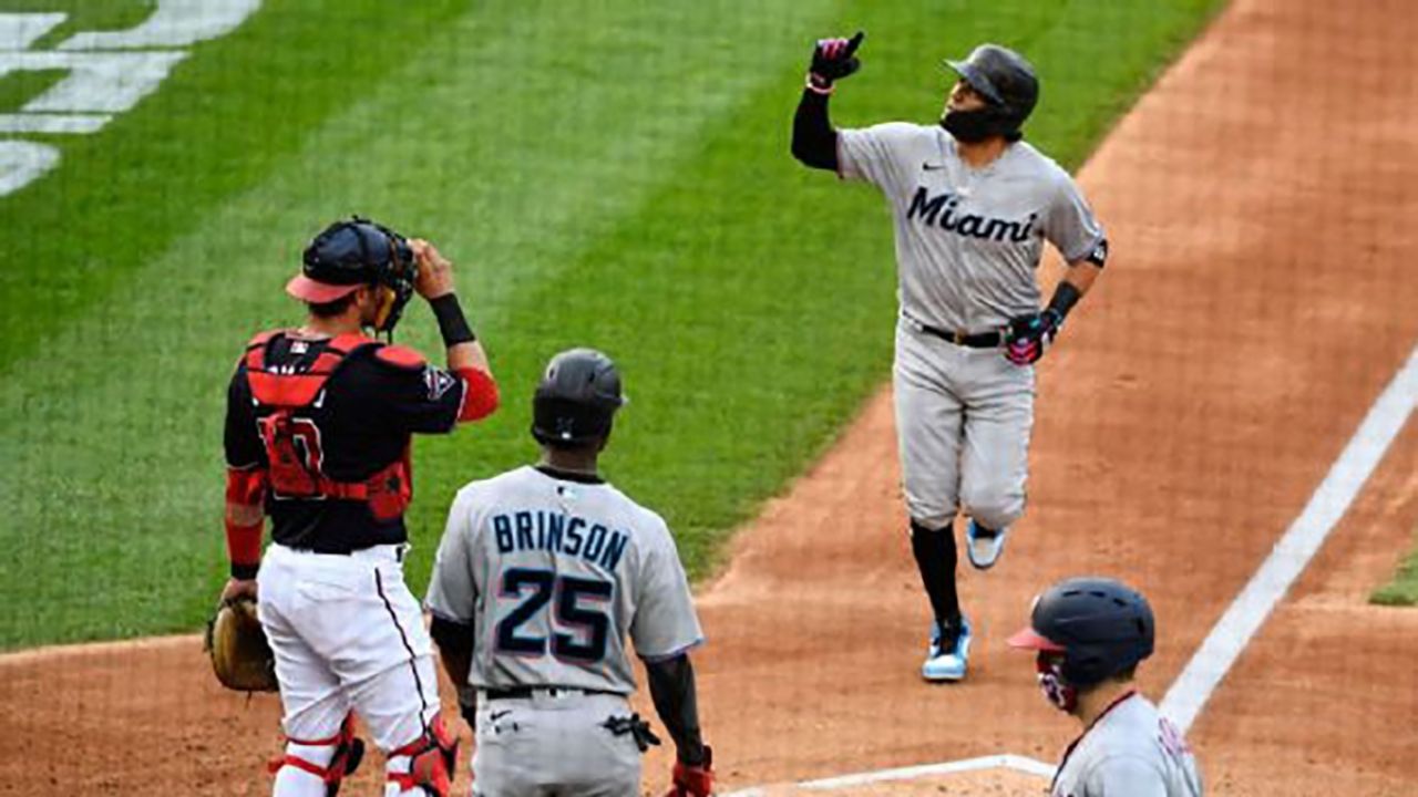 Los Marlins vencen a Mets con un Rojas vestido de héroe