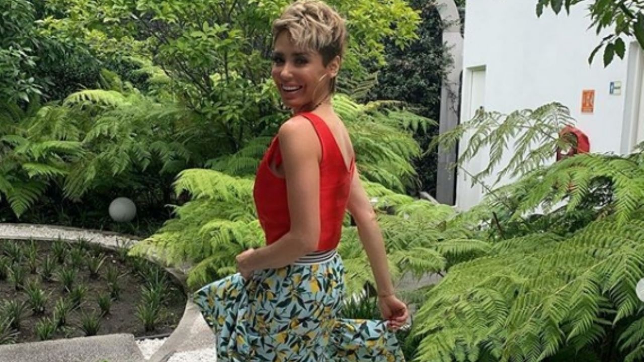 Carmen Muñoz deleita pupilas en los pasillos de TV Azteca al modelar tremendo ‘outfit’ de verano