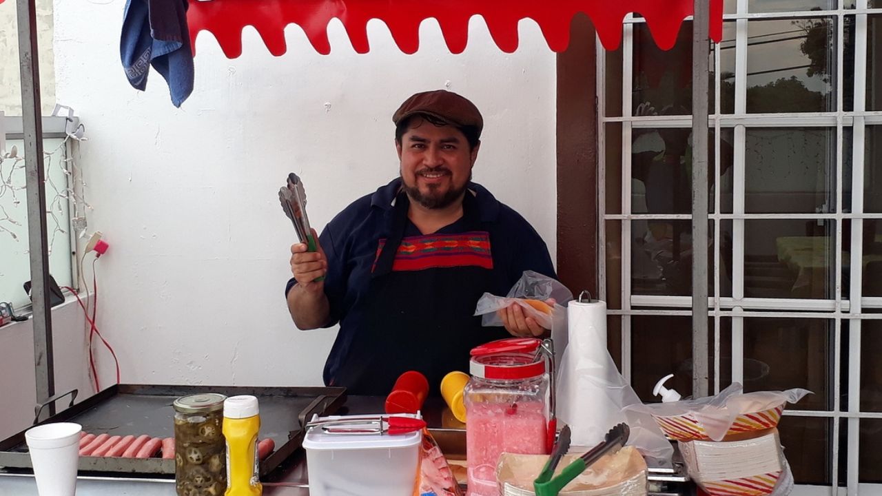 De telonero de grandes artistas como Juan Gabriel a vender hot-dogs por la crisis del Covid-19