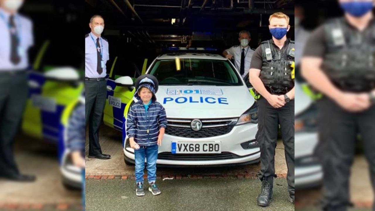 ¡Insólito! Pequeño salva la vida de su madre gracias a su ambulancia de juguete