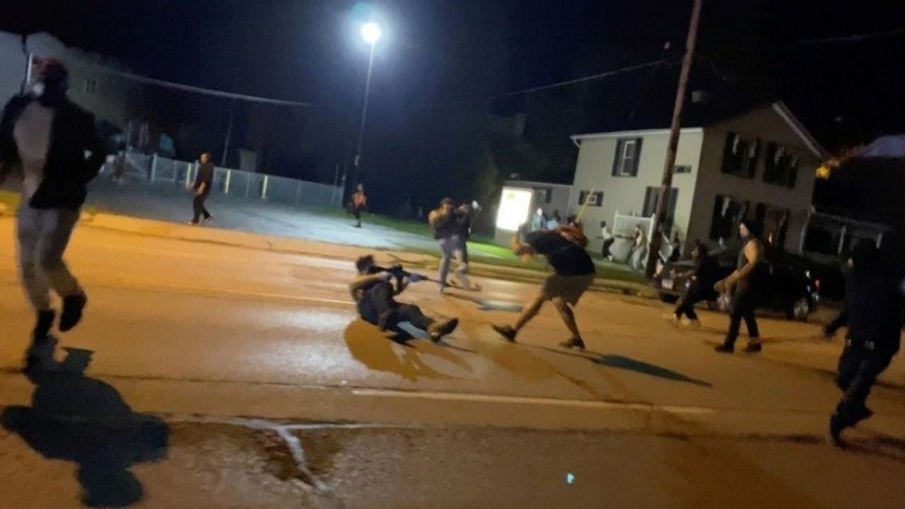 Menor de 17 años es acusado por el asesinato de dos personas en las protestas en Wisconsin