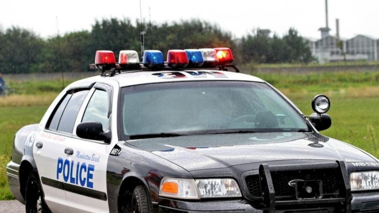 Tras quedar atrapada por horas en una patrulla, mujer de 56 años muere en EU