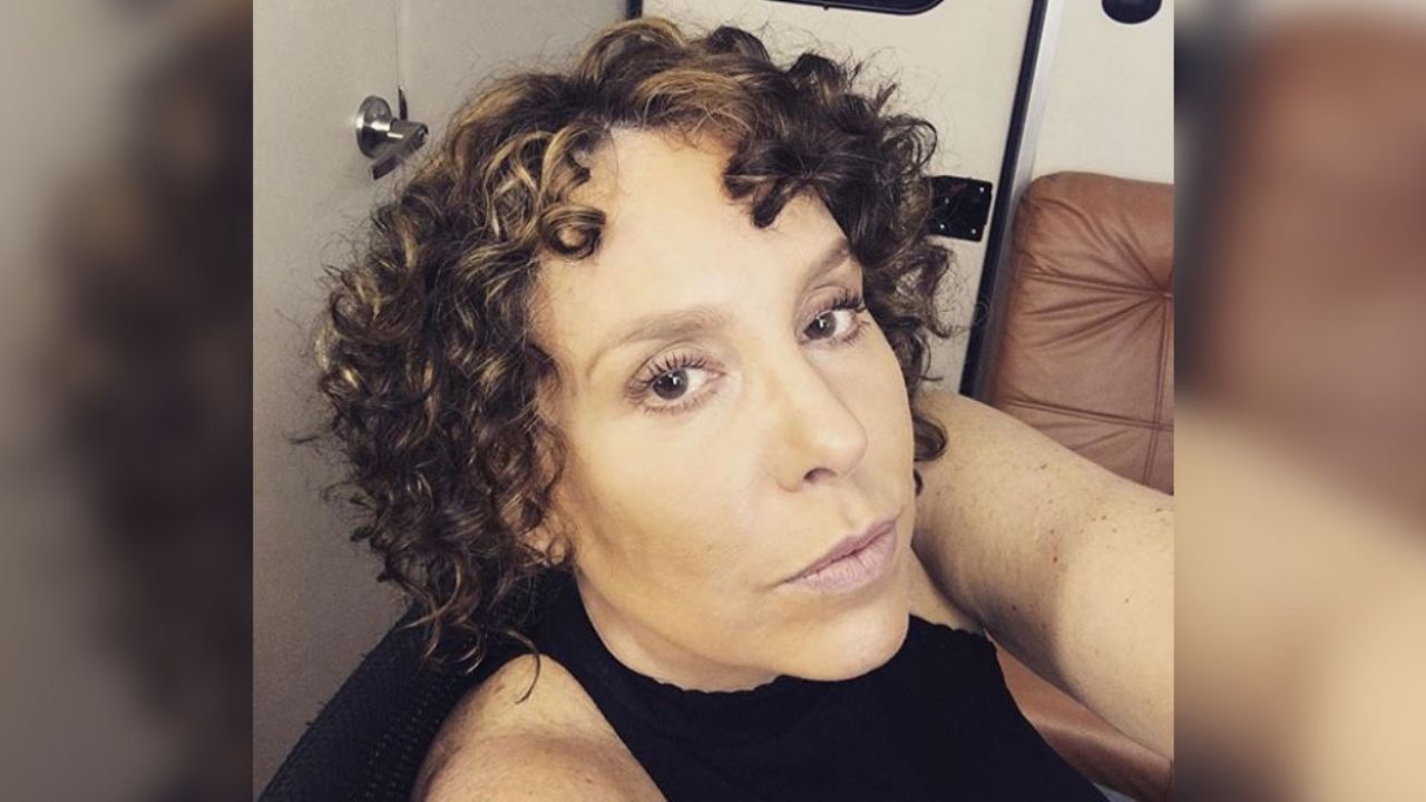 Azela Robinson se viste de luto por la muerte de su perrita