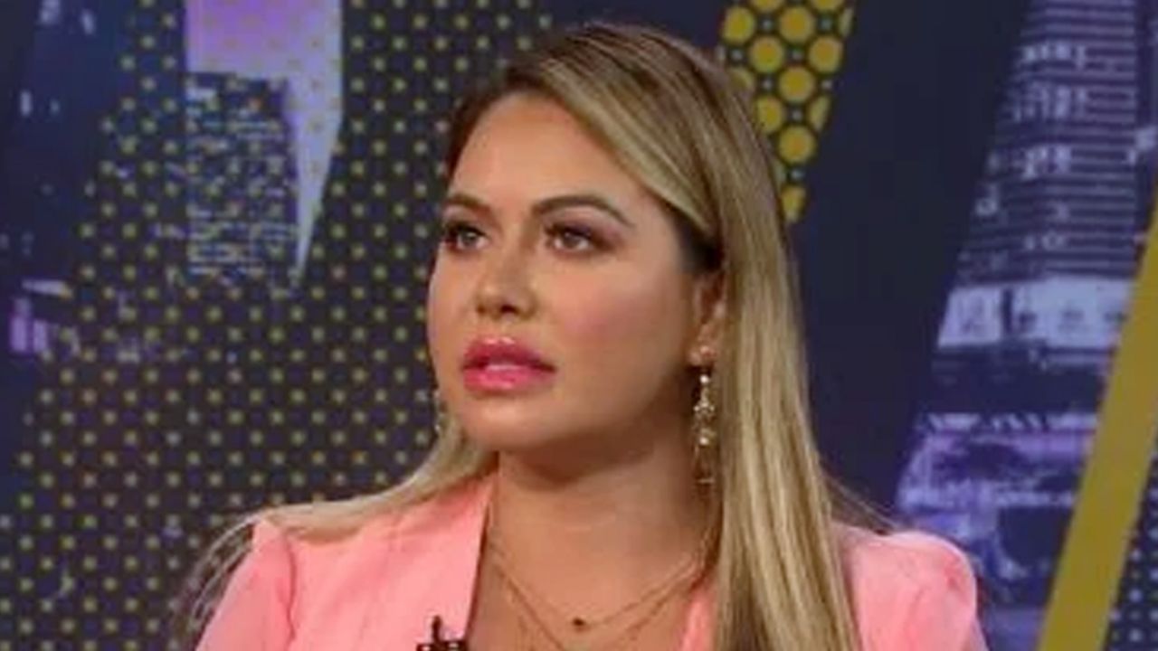 A Chiquis Rivera le llueven críticas por lamer suela de tenis pese al Covid-19