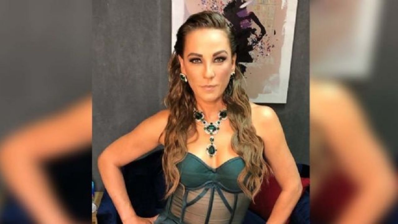Consuelo Duval saca su lado más coqueto en ‘Netas divinas’ y cautiva al modelar en juvenil ‘outfit’