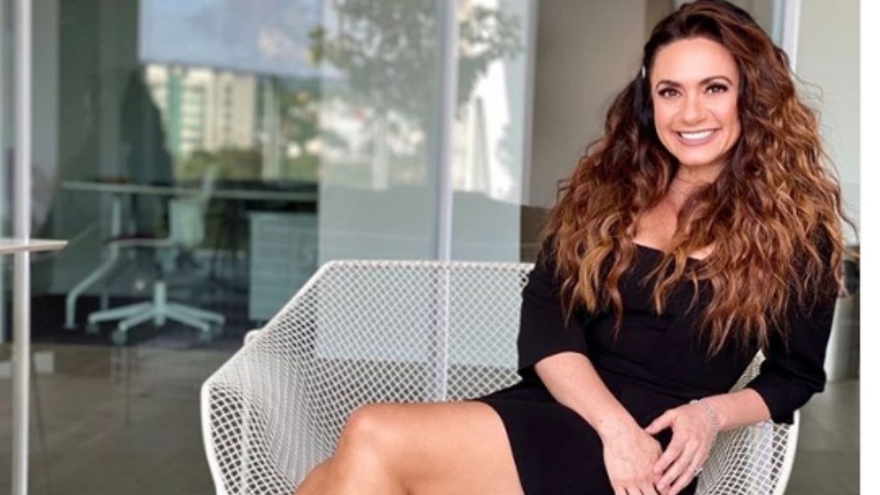 Penélope Menchaca conquista a la audiencia de TV Azteca al modelar de esta coqueta forma
