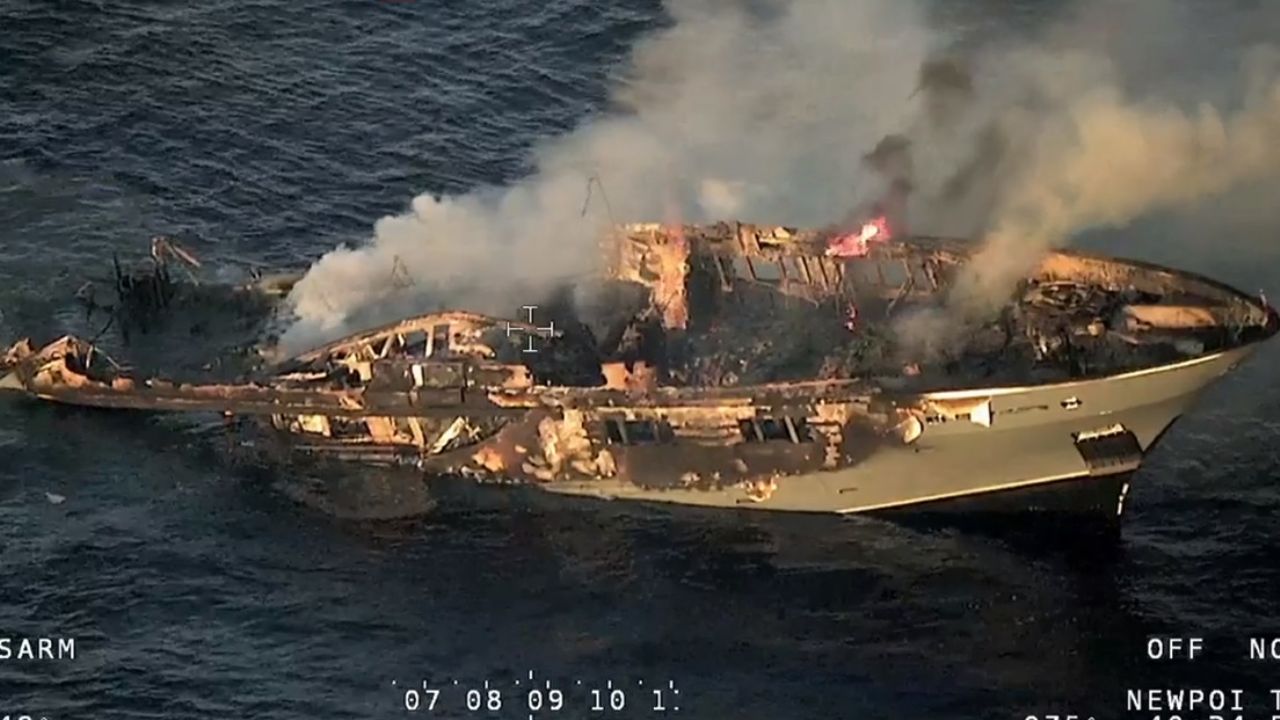 VIDEO: Lujoso yate se hunde en medio del Mar Mediterráneo tras incendiarse