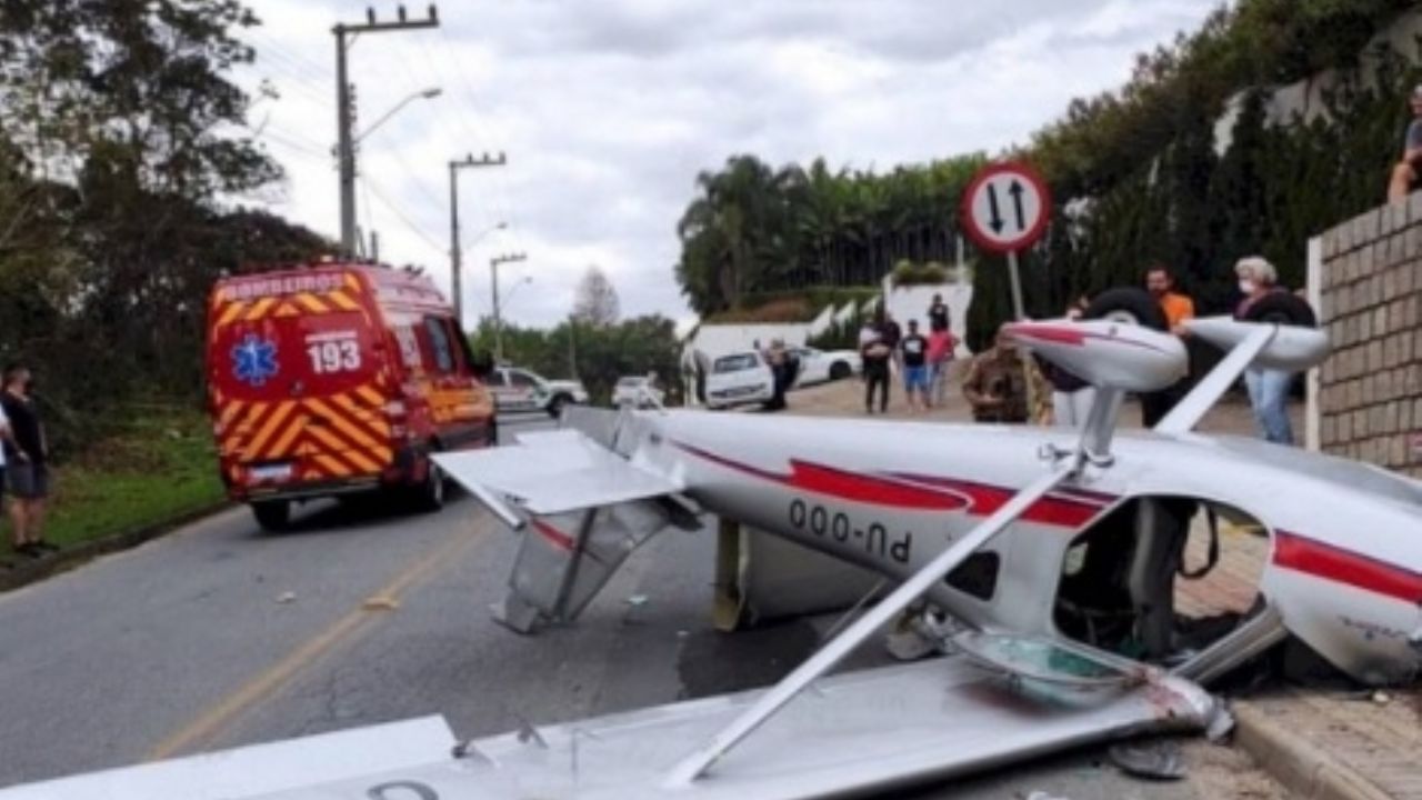 VIDEO: ¡De terror! Cae una avioneta sobre las calles de Brasil