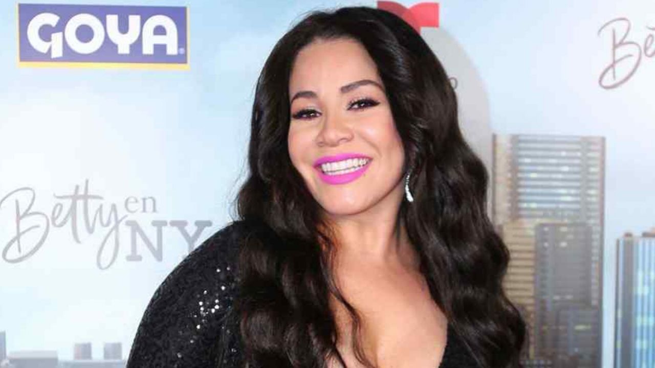 ¿De Telemundo a modelo? ‘La Venenosa’ presume encantadora sesión de fotos