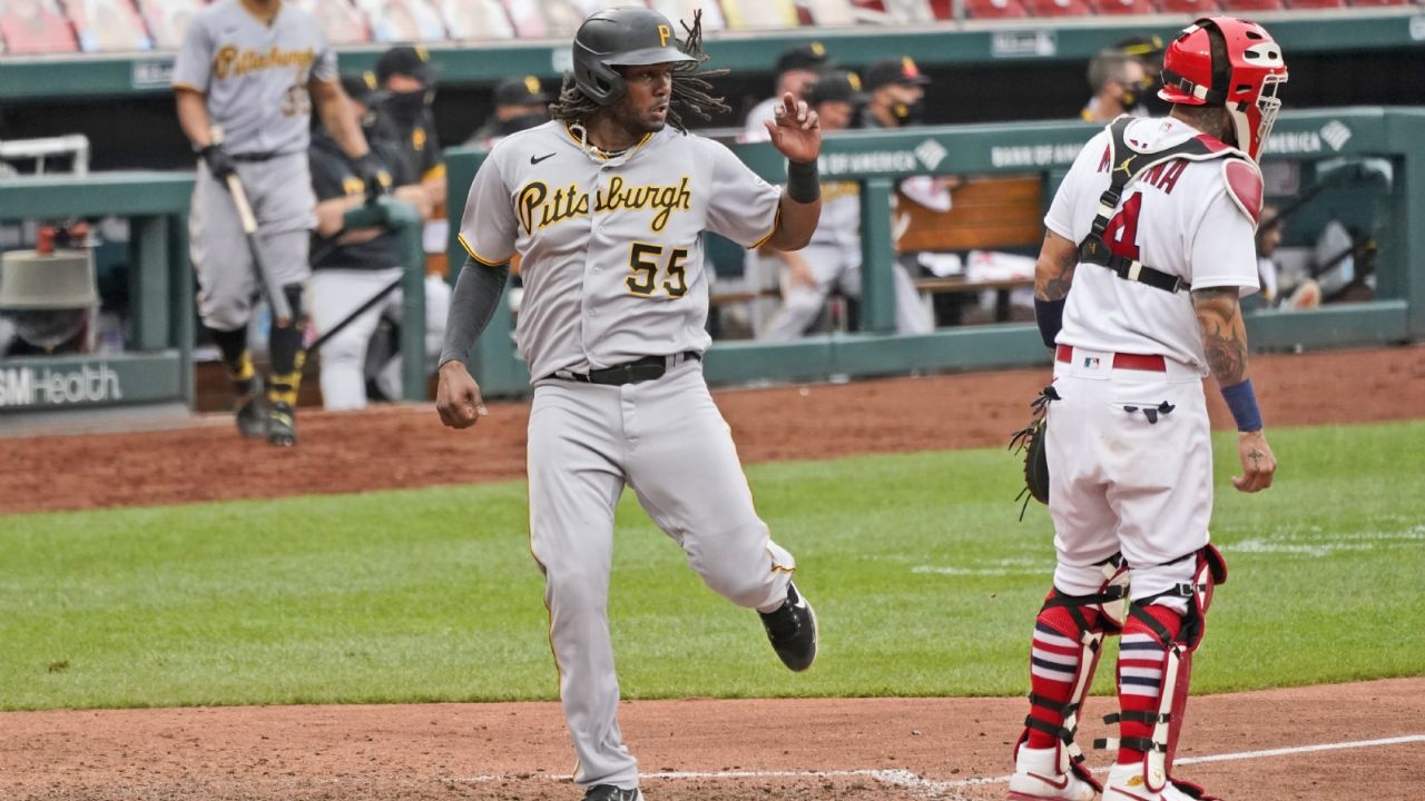 El bate de Tucker da triunfo a Piratas sobre los Cardenales en el Busch Stadium