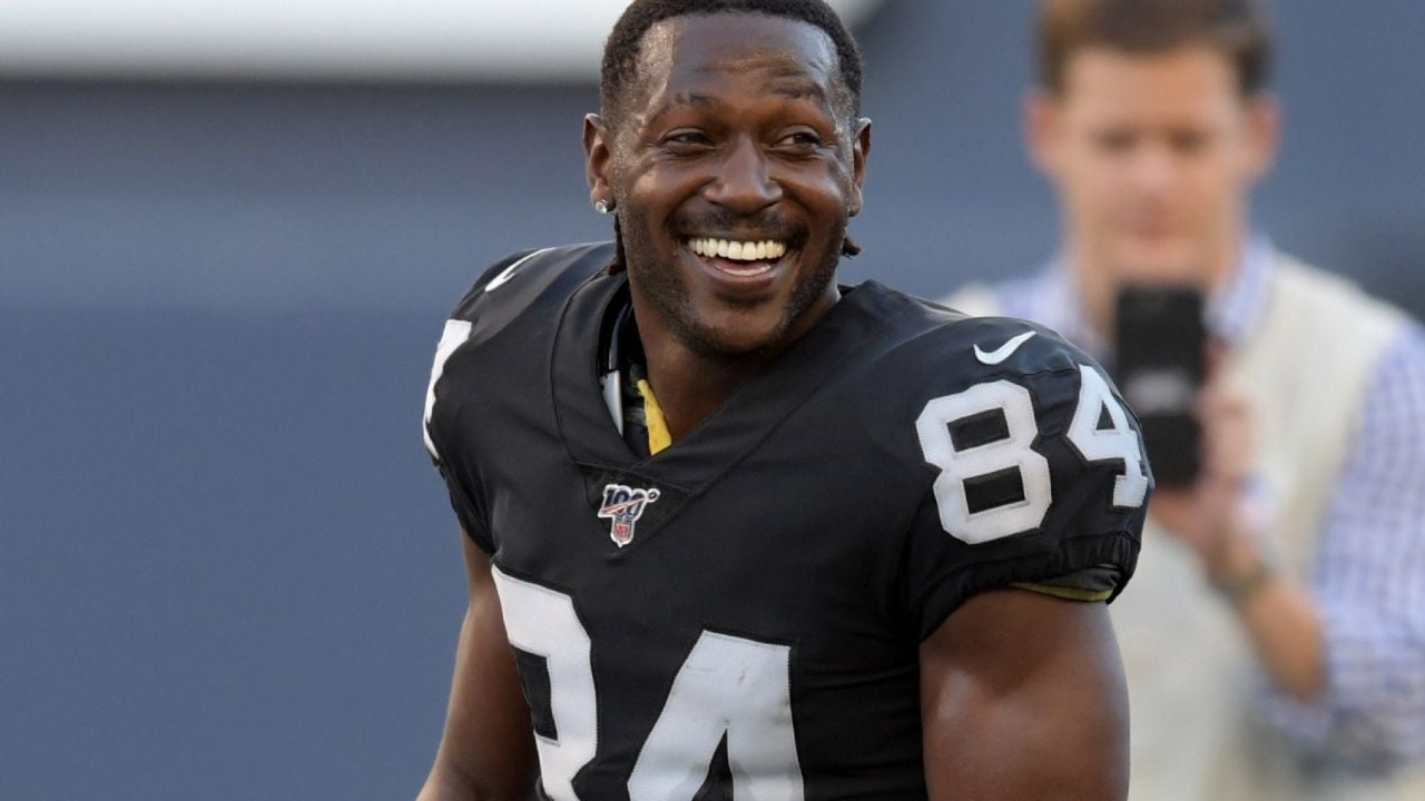 Antonio Brown dona más de 20 mil dólares en útiles escolares en Florida