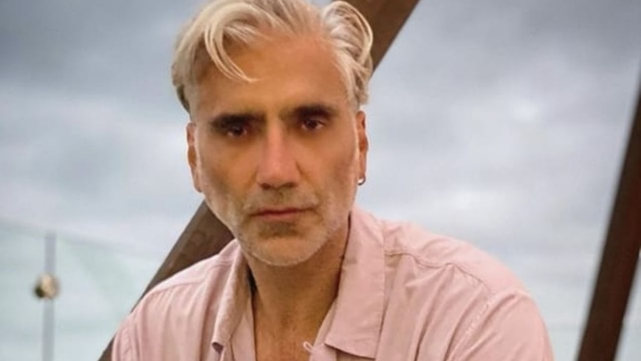 Alejandro Fernández luce nuevo ‘look’ desde la playa y fans le preguntan si usa ropa de su novia
