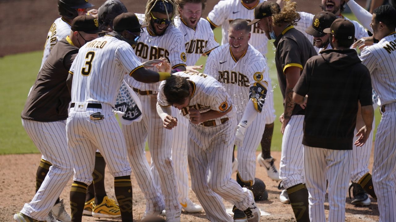 Con jonrón, Myers da victoria a los Padres sobre Marineros