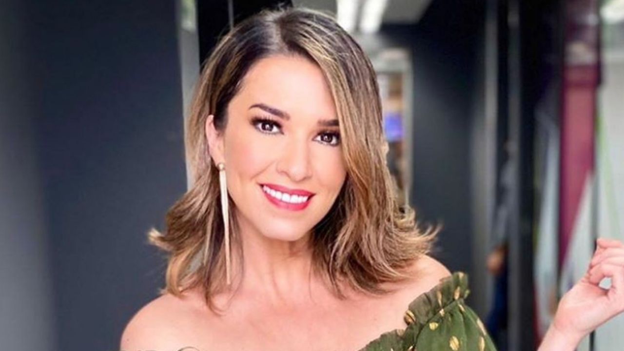 Tras dejar Televisa, Laura G se luce en minifalda desde los patios de TV Azteca