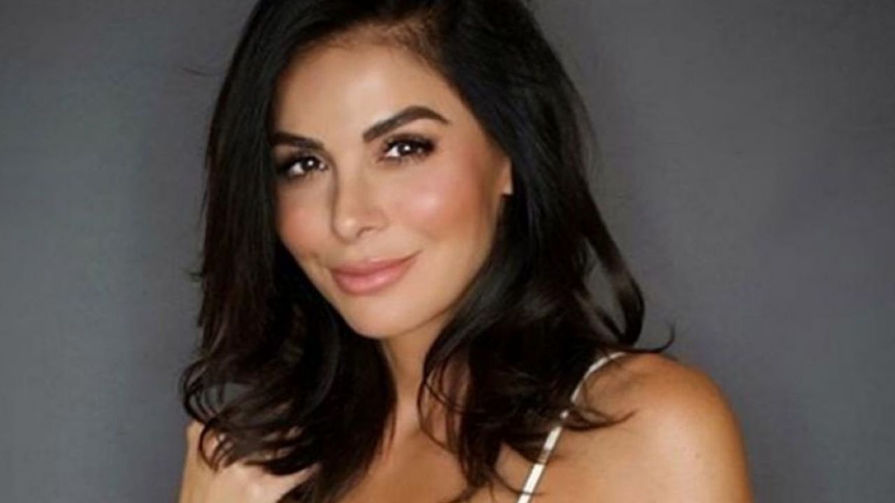 Vanessa Arias disfruta el calor del verano al pasar un día en la piscina