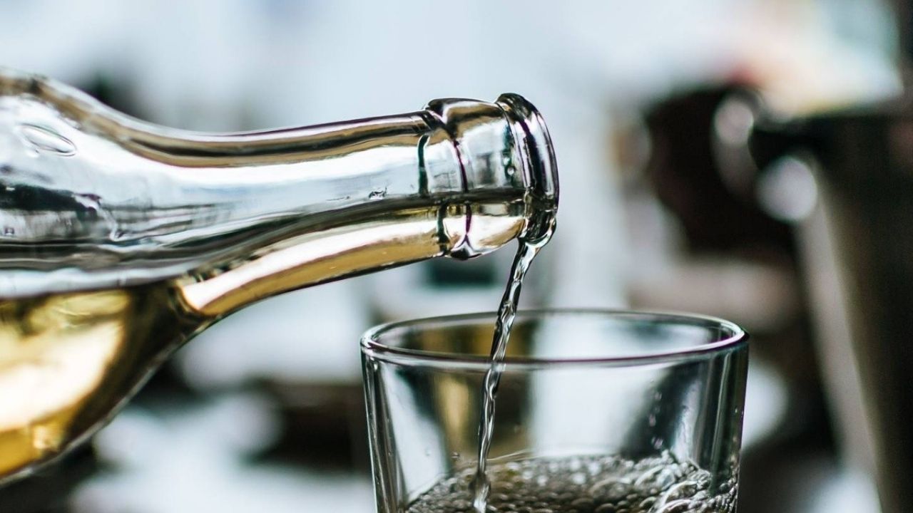 ¡Indignante! Dos hombres graban y obligan a niño de 4 años a tomar alcohol en Indonesia