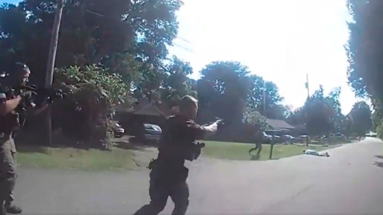 VIDEO: Hombre armado intenta huir de un arresto y es baleado por 5 policías en EU