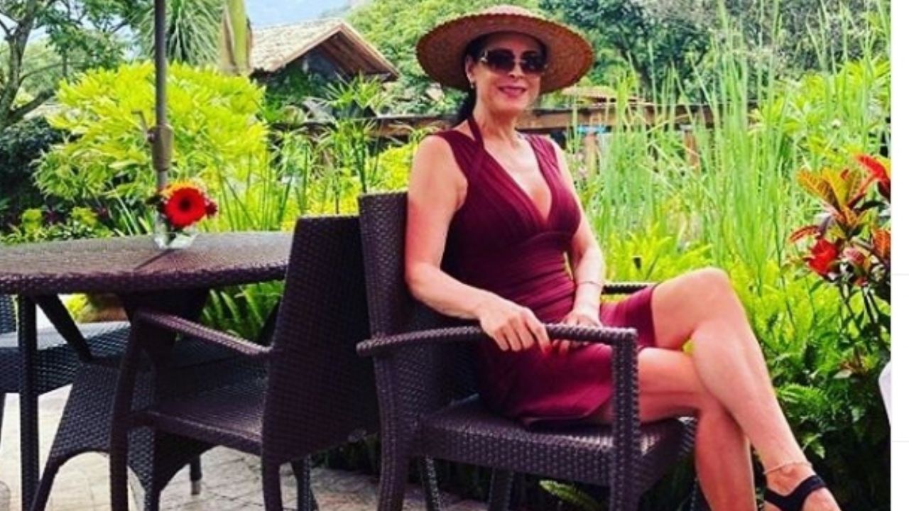 Lourdes Munguía, a sus 59 años deleita pupilas al modelar en coqueta pijama de encaje