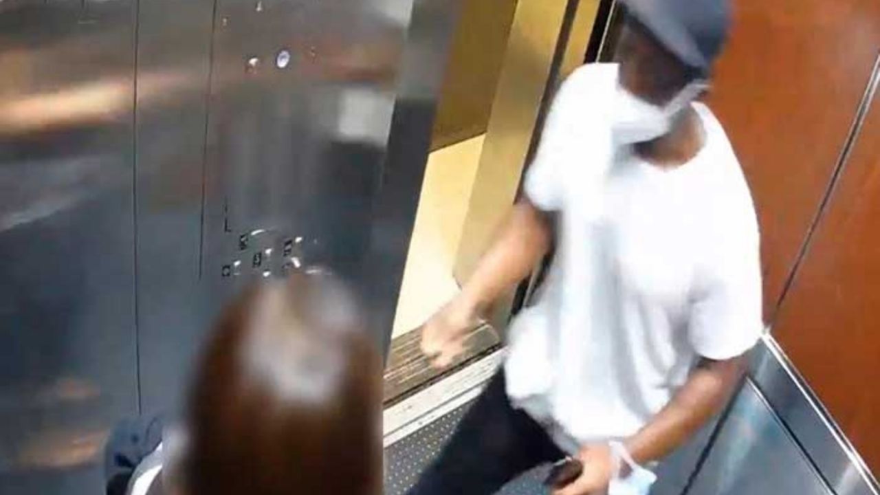 VIDEO: Hombre asalta a una mujer al interior de un ascensor en Nueva York