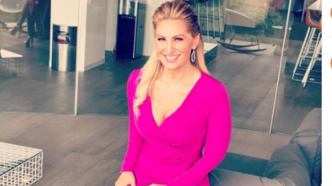 A sus 45 años, Anette Cuburu enamora TV Azteca al lucirse en ‘VLA’ con elegante y juvenil ‘outfit’