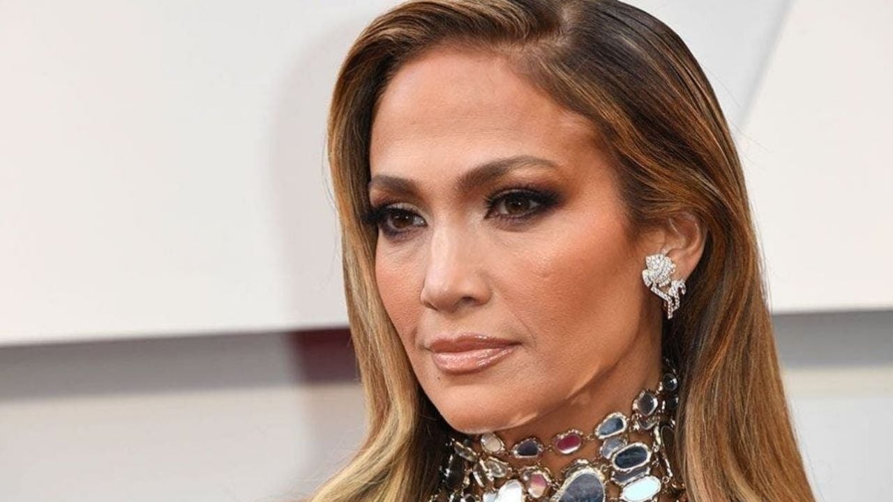Mientras su hija genera crítica, Jennifer Lopez impone estilo con espectacular ‘look’ en redes