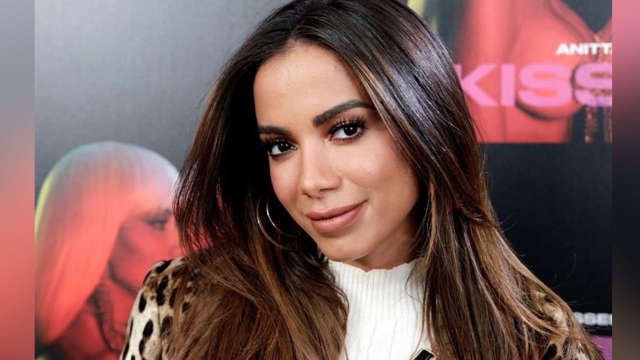 Anitta derrite Instagram al exhibirse mientras degusta una fruta exótica