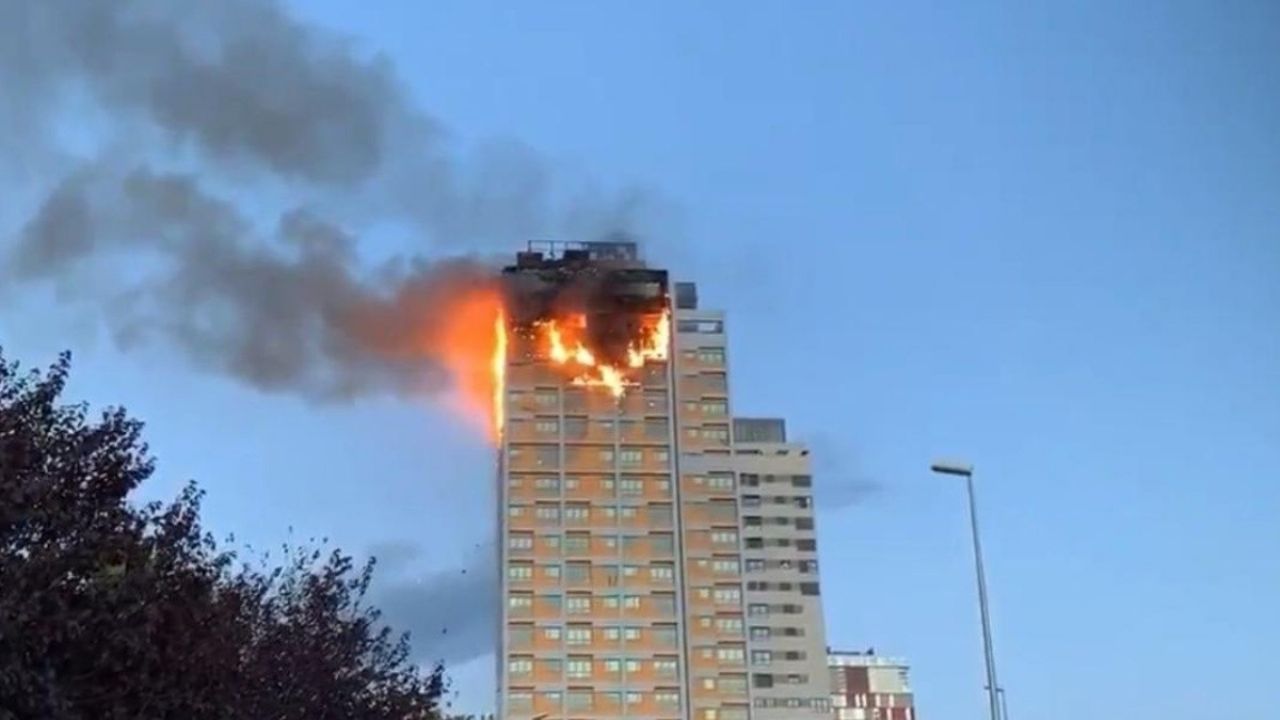 VIDEO: Varios pisos de un edificio son consumidos por un fuerte incendio en España