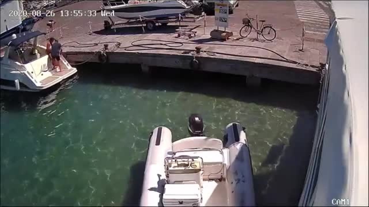 VIDEO: Mujer vuela por los aires tras la explosión de una lancha en Italia