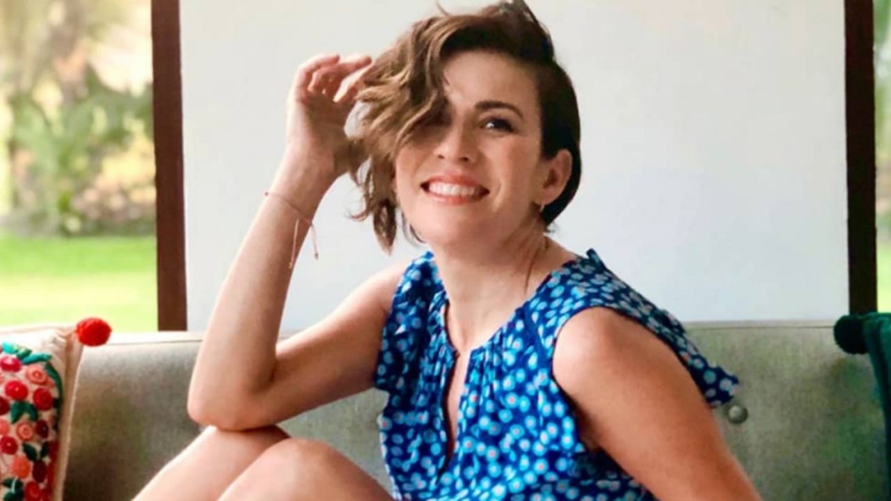 Instagram: Ingrid Coronado flecha corazones con bello vestido de flores