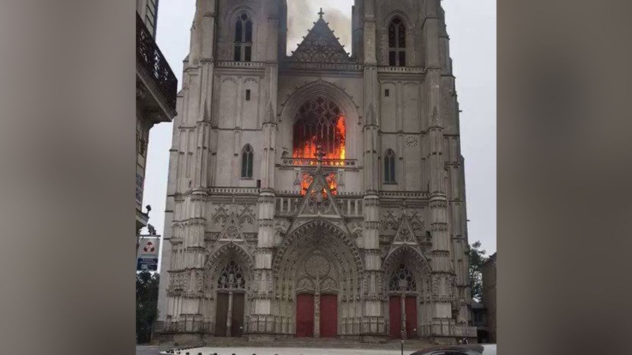 Torre de la Iglesia Santa Veracruz en CDMX se incendia; deja el saldo de un lesionado