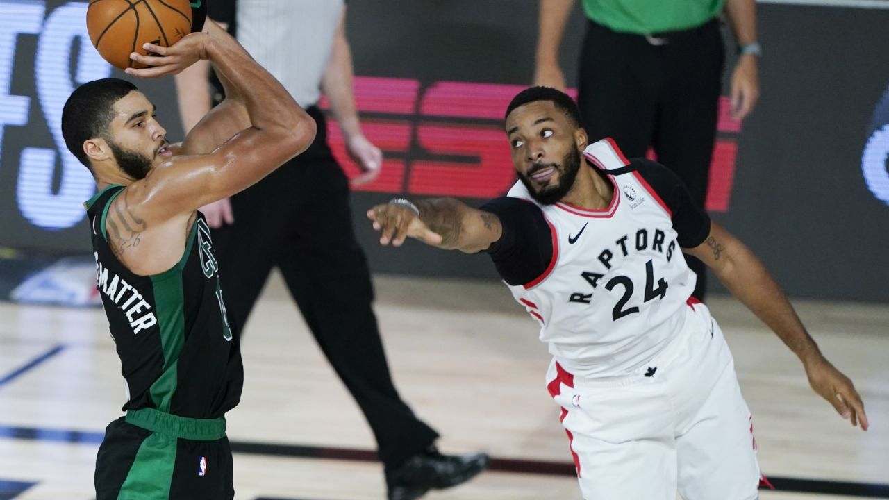 Celtics ponen en aprietos a Raptors y ganan primer juego de semifinales