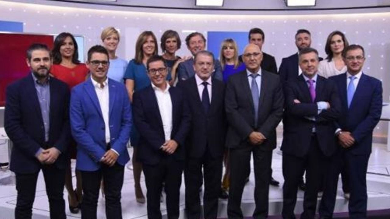 ¡Qué vergüenza! Conductor olvida apagar su micrófono y se exhibe de esta manera en vivo