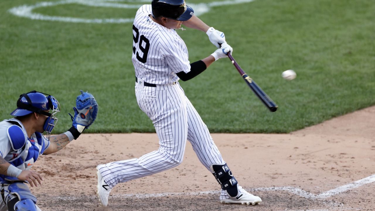 Hicks corona rally con cuadrangular y Yanquis remontan para vencer a los Mets