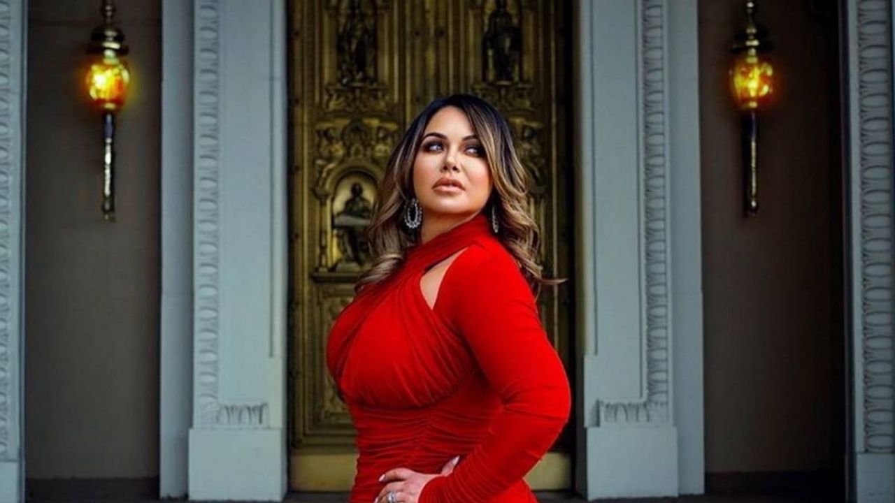 Tras críticas, Chiquis Rivera se quita la faja y enseña su abdomen al terminar de ejercitarse