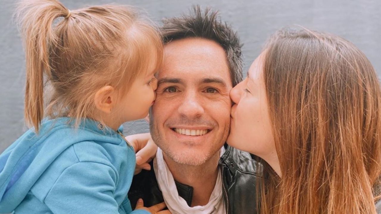 ¡A un lado Aislinn! Mauricio Ochmann protagoniza portada revista con sus hijas