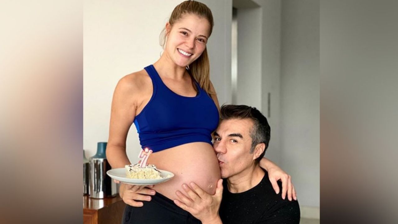 Adrián Uribe es arrollado por una ola al hacer tierna foto familiar en la playa