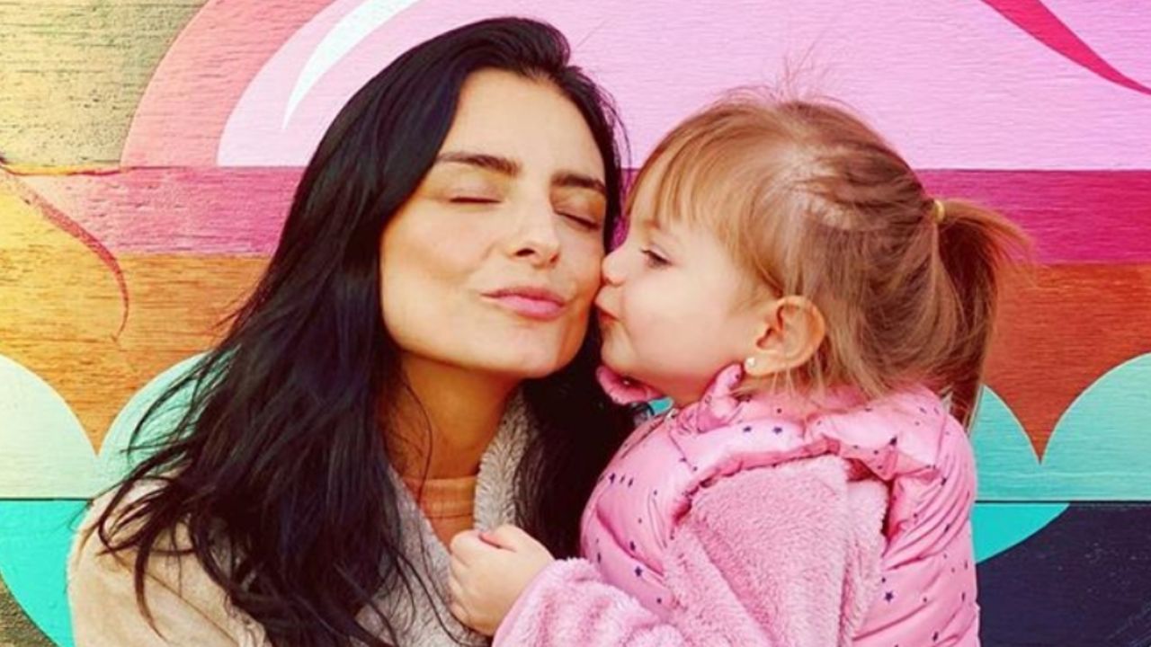 ¡Cuánta ternura! Kailani imita postura de yoga de su mamá Aislinn Derbez
