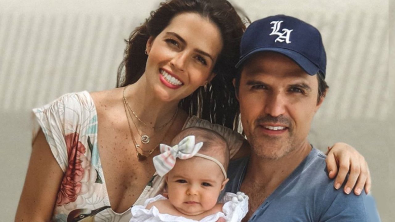 Claudia Álvarez y su hija Kira aprovechan el verano con un día de piscina