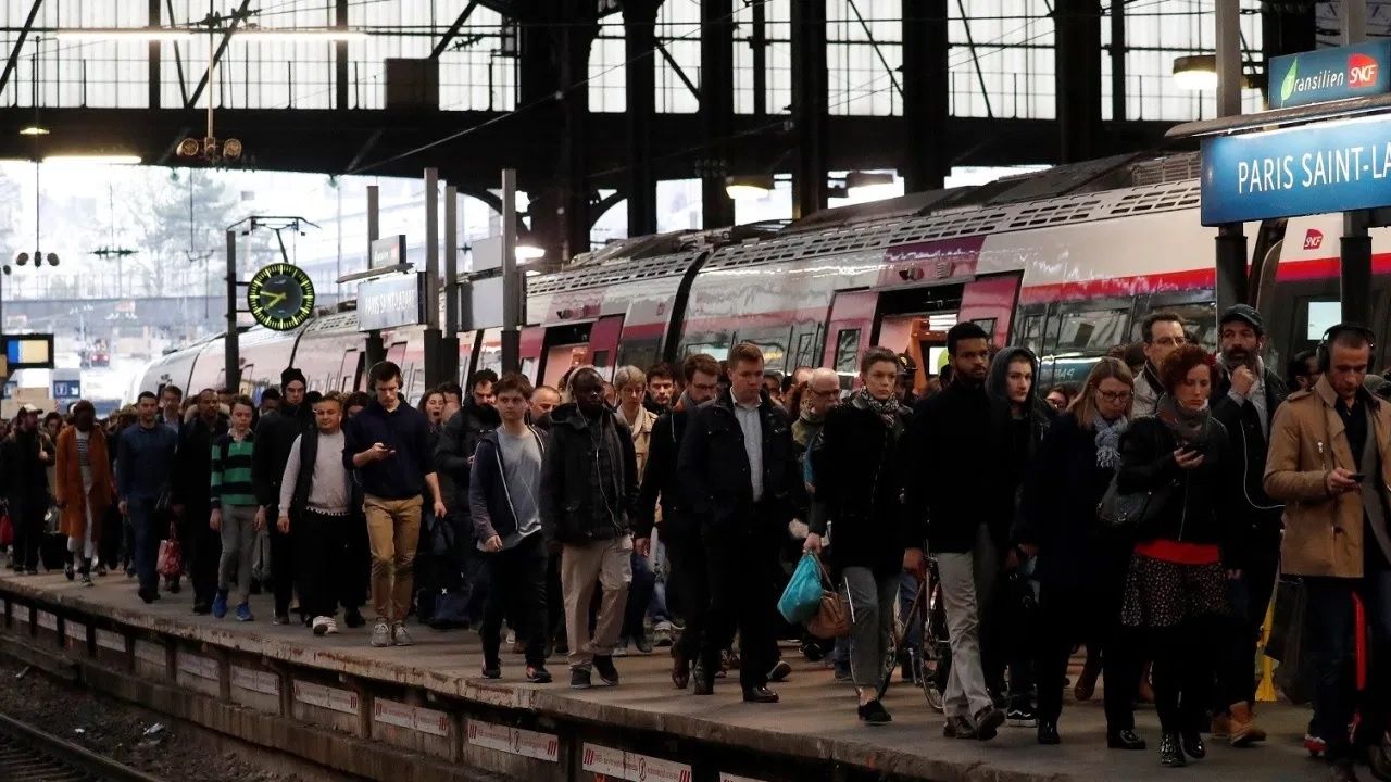 Francia: Miles de usuarios quedan atrapados en trenes por falla eléctrica