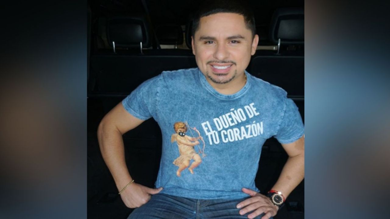 En pleno show en vivo, Larry Hernández se queda dormido ¡y se pone a roncar!