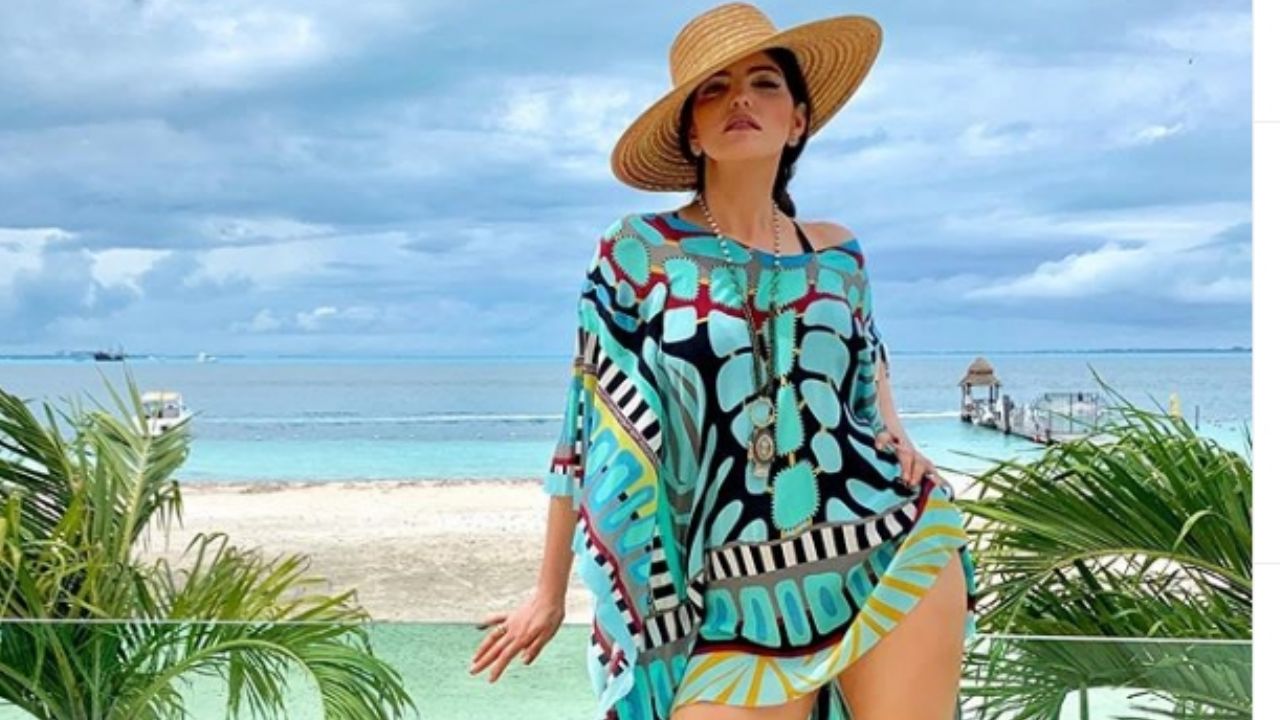 Ana Bárbara deja ver su lado más coqueto y deleita pupilas al modelar junto a las olas del mar
