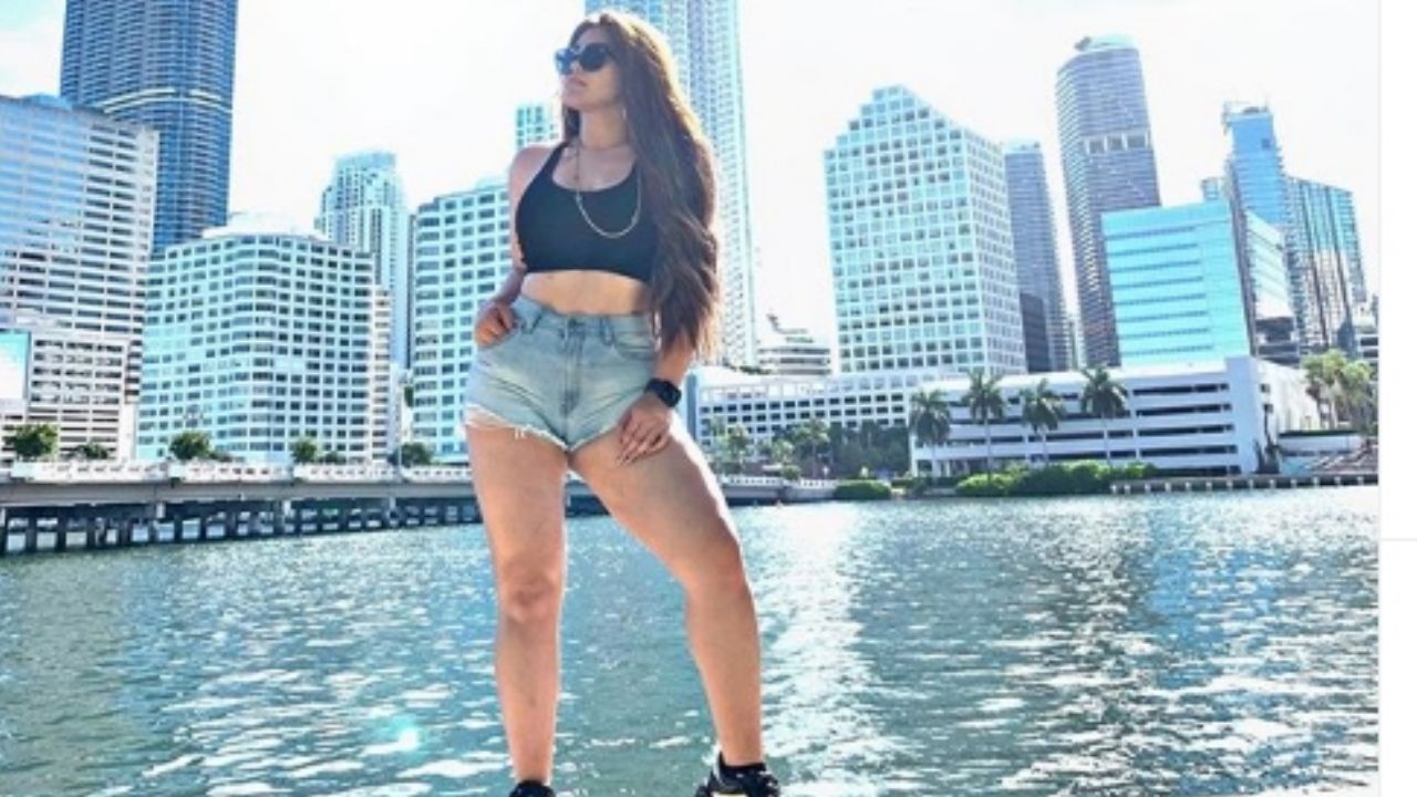 ‘Gomita’, sin tapujos, presume sus increíbles ‘arreglitos’ y deleita pupilas desde el mar
