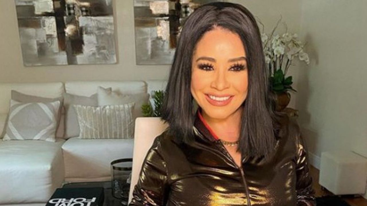 Tras su despido, Carolina Sandoval presume su faja y se la pone durante en vivo de Instagram