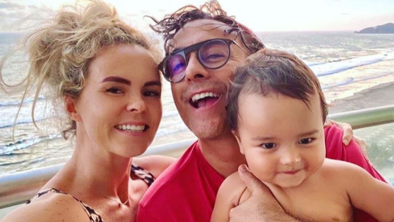 Instagram: Adal Ramones presume a su esposa y a su bebé desde la playa