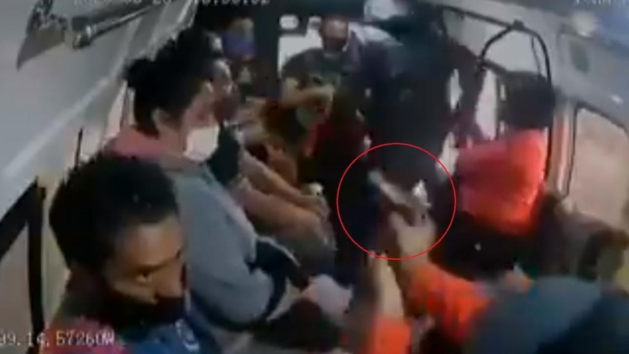 VIDEO: Ladrones asaltan combi y balean a un pasajero sin motivo en Naucalpan