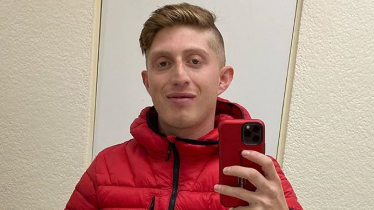 Octavio Ocaña, actor de ‘Vecinos’, presenta a su novia con tremendo beso