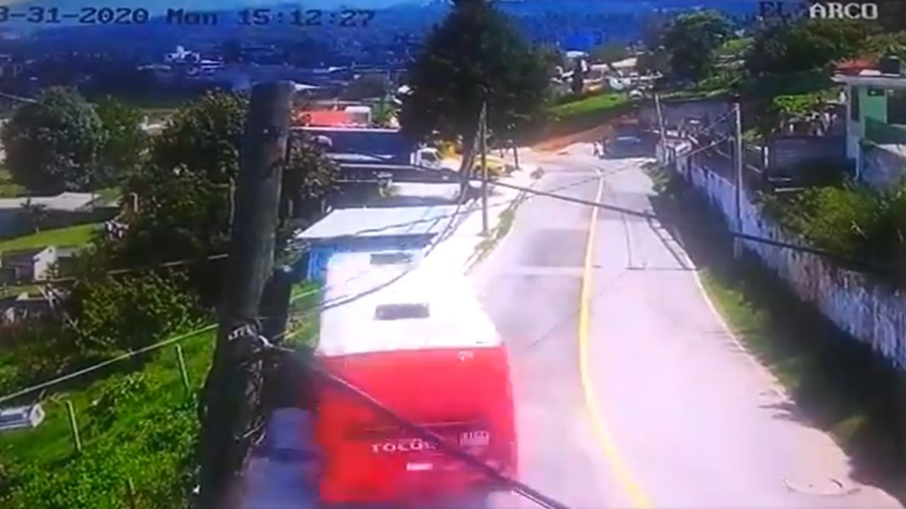 VIDEO: Volcadura de autobús deja a 2 personas fallecidas y más de 15 heridos