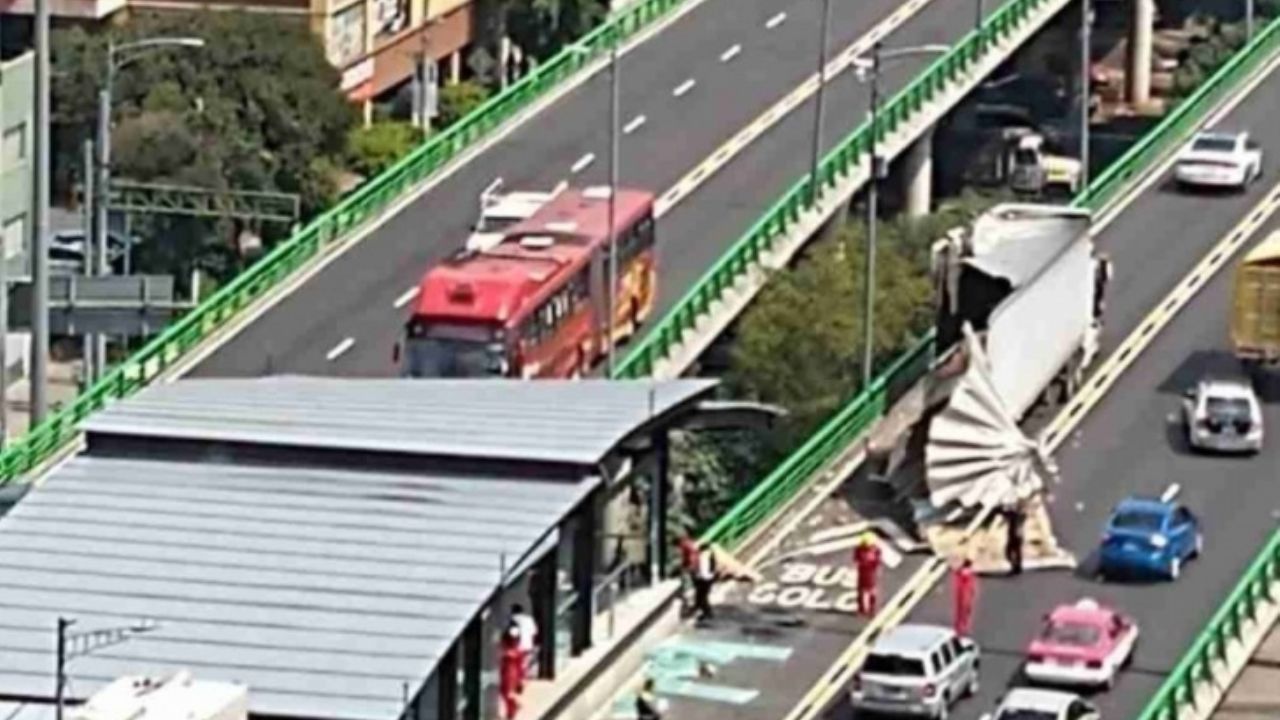 CDMX: Tráiler destroza ampliación de la L5 del Metrobus aún sin estrenar